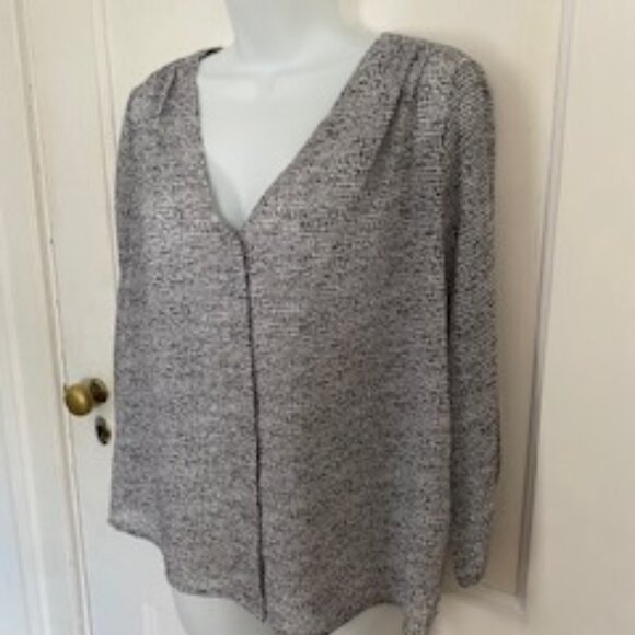 H&M Women's V-Neck Black and White Polyester Blouse, Size 4 - Picture 4 of 7